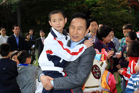Lee meets Chinese quake zone kids