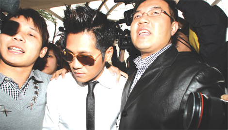Pop singer escapes assault charge with wrist slap