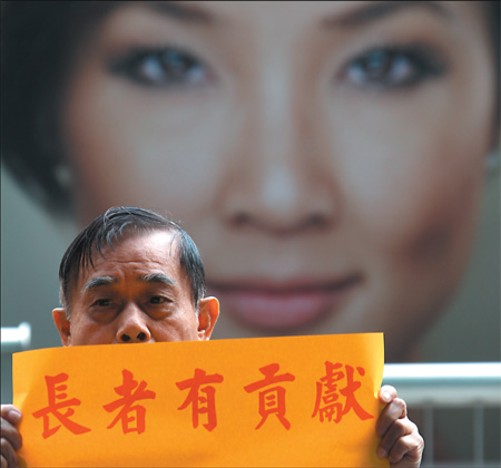 Mainland dream for city's elderly a poverty risk