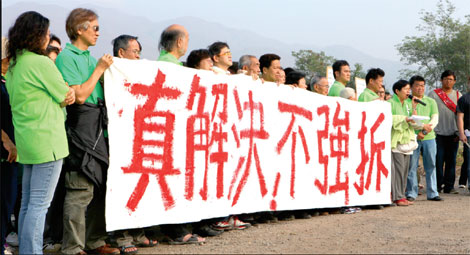 Villagers win delay on eviction order