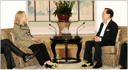 Clinton cites Hong Kong's strength as business base