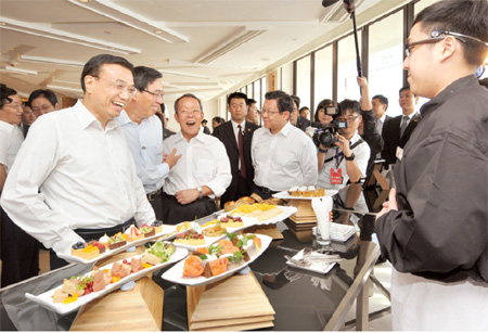 Wider door for service sector on mainland