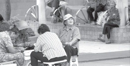 Elders to enjoy HK$2 transit fees