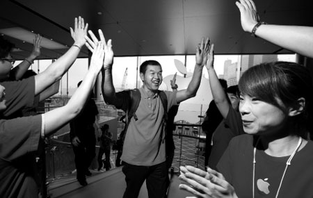 iPhone 5 makes its debut in HK