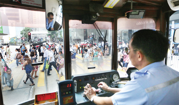 Tram drivers, experts oppose plan