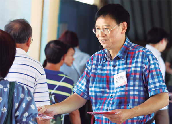 Wong Kwok-hing flies anti-filibustering flag