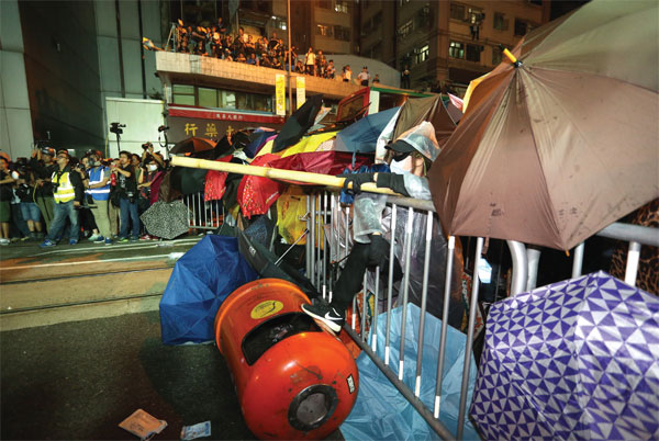 Illegal protest turns violent in Sai Wan