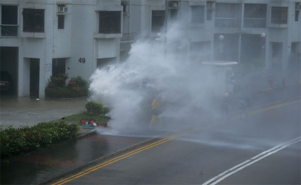 Super typhoon paralyzes PRD with record winds