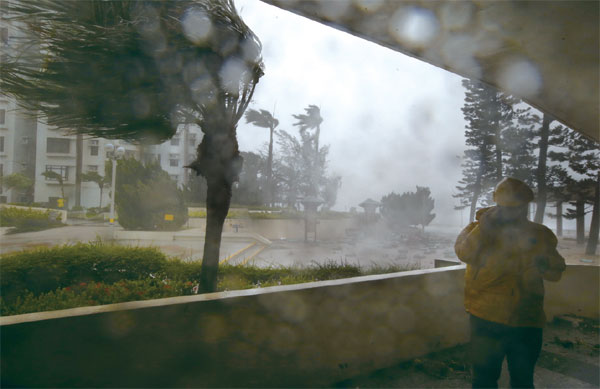 Super typhoon paralyzes PRD with record winds