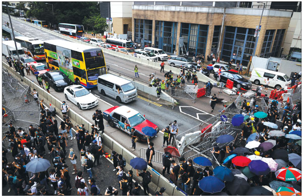 HK legal, political leaders denounce fierce clashes