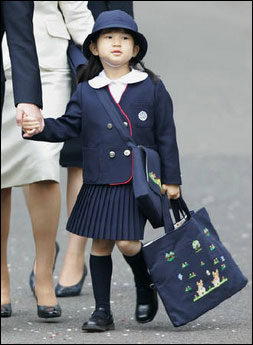 日本小公主入园 皇太子夫妇陪同