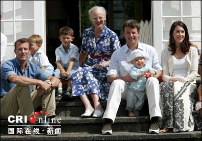 丹麦王室成员拍全家福 最小成员成为主角(组图