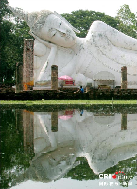 多年不遇洪水肆虐泰国 殃及古迹(组图)