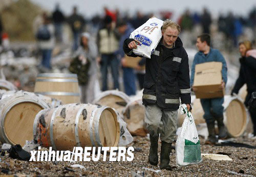 英国：货轮遇风暴搁浅 有人哄抢有人救鸟