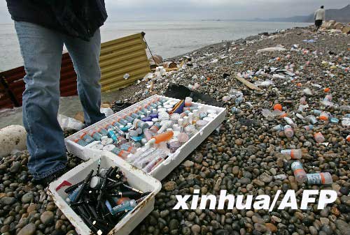 英国：货轮遇风暴搁浅 有人哄抢有人救鸟