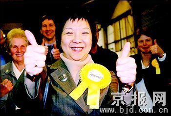 卢曼华成英国首位华裔议员
