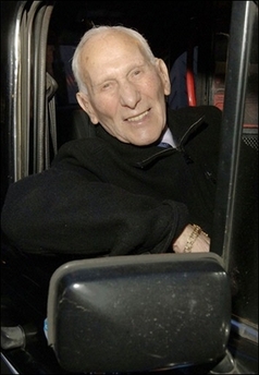 伦敦92岁高龄“第一的士司机”荣誉退休