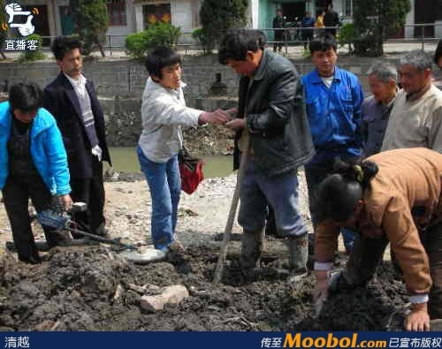江苏工地挖出古铜钱 民众抢挖卖钱惹争议