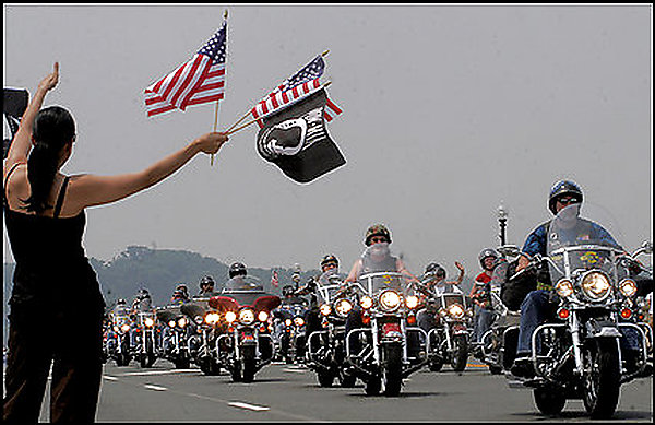 重型摩托车集结华盛顿 布什接见游行队伍