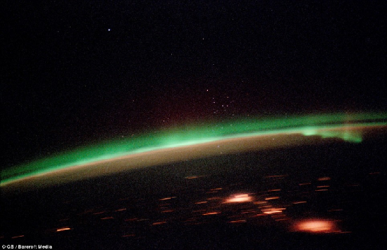 宇航员从太空中拍下极光壮丽美景 光怪陆离令人惊叹