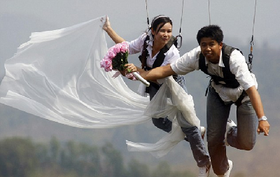 泰国情侣情人节前婚礼别出心裁 “上天入海”花样百出