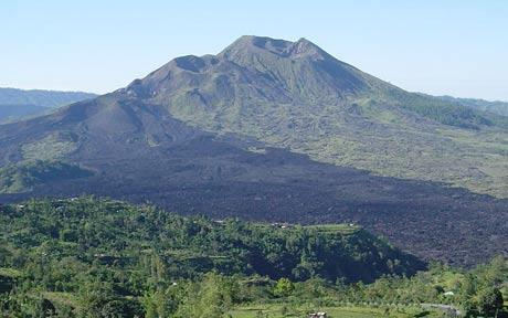 瑞典男子印尼摸黑游山 掉进100多米深火山口丧命