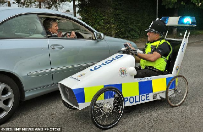 英警察发明“山寨巡逻车”不为抓贼为亲民