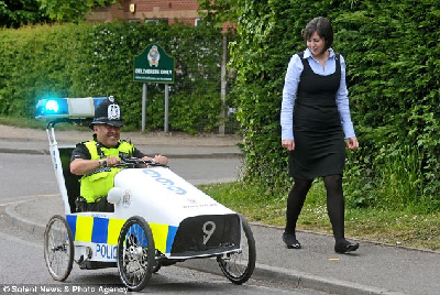 英警察发明“山寨巡逻车”不为抓贼为亲民