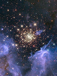 哈勃望远镜拍摄新星诞生过程 酷似绚丽“太空烟花”