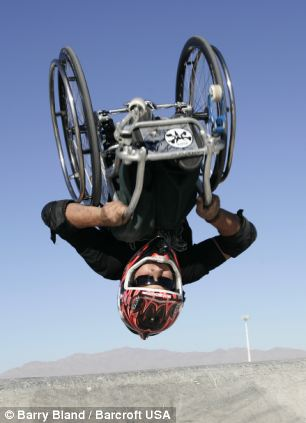 美国残疾少年苦练特技 轮椅上完成连续两周后空翻