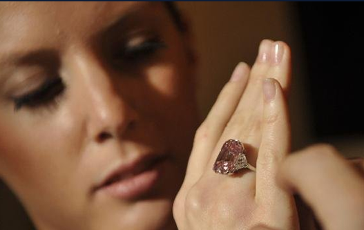 图：罕见粉钻拍出4600万美元 创珠宝拍卖纪录