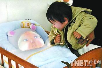 日本机器人宝宝 有情绪体温会流泪（图）