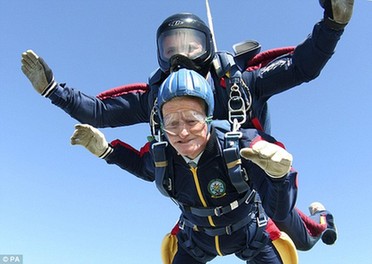 英97岁老翁1万英尺高空跳伞募善款