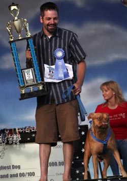 “世界最丑犬”加州出炉 杂交拳师犬凭龅牙夺冠
