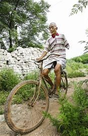 八旬独臂翁种田骑车走钢管获称最牛农民