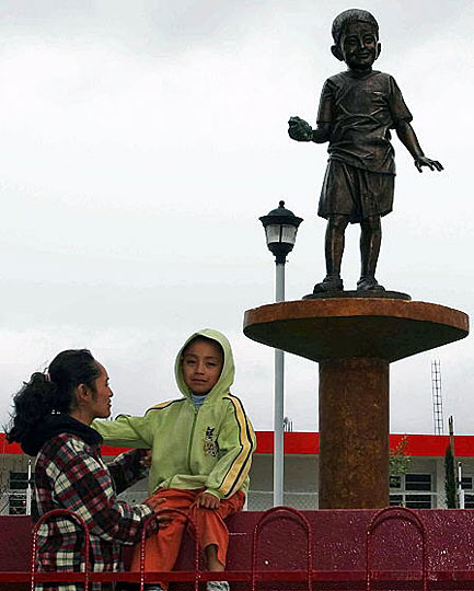 墨西哥为首名H1N1流感患者设立雕像