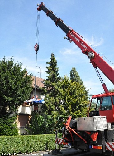 德国250公斤胖妇发病被困家中 起重机吊出