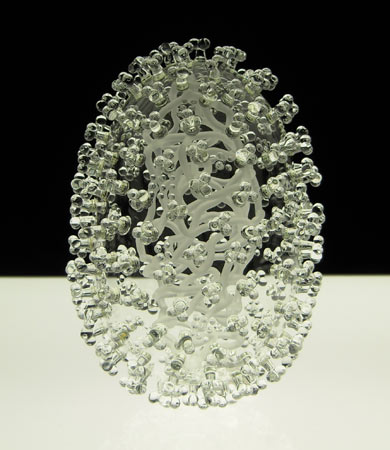 英艺术家制作玻璃雕塑展示H1NI病毒