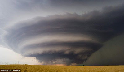 追风暴的人：美摄影师近20年致力拍摄龙卷风奇观