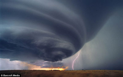 追风暴的人：美摄影师近20年致力拍摄龙卷风奇观