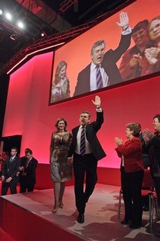 英布朗夫人登台盛赞老公是英雄 力拼明春大选
