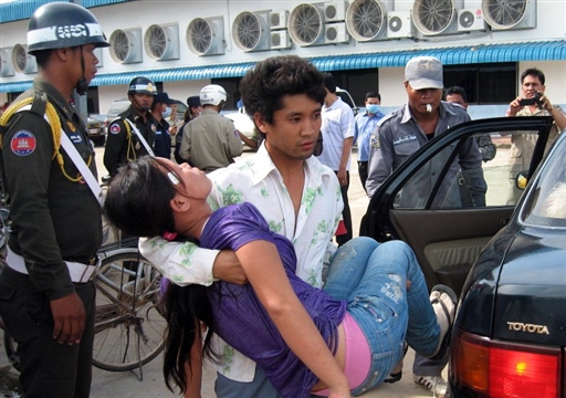 柬埔寨一韩国制衣工厂车间氧气不足 致500名工人昏厥