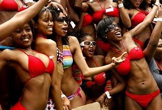 南非300女郎穿比基尼游街创吉尼斯世界纪录(图)