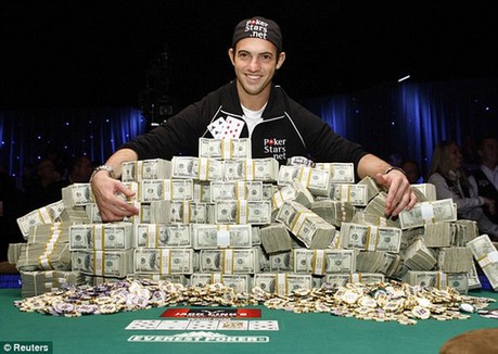 世界最年轻21岁扑克冠军 赢得855万美元大奖