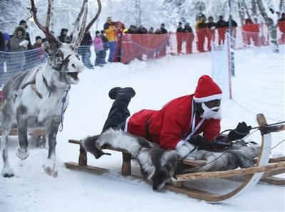 欧洲国家举行圣诞老人大赛：爬烟囱滑雪橇