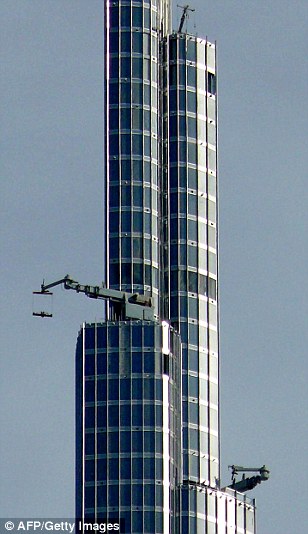 挑战世界最高楼 迪拜塔的玻璃清洁工(组图)