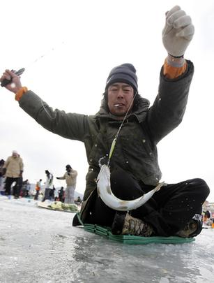 百万韩国人参加冰上钓鱼活动
