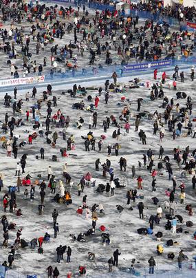 百万韩国人参加冰上钓鱼活动