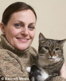 英国小猫遭车祸撞碎腿 安人造膝盖开世界先河