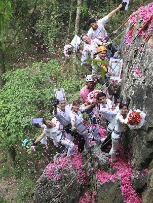 泰国情侣情人节前婚礼别出心裁 “上天入海”花样百出